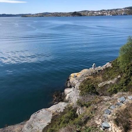 Koselig Nyoppusset 3 Roms Leilighet Med Egen Parkeringsplass I Rolige Omgivelse Naer Sjoen, 2 Mil Nord For Bergen Sentrum. Buitenkant foto