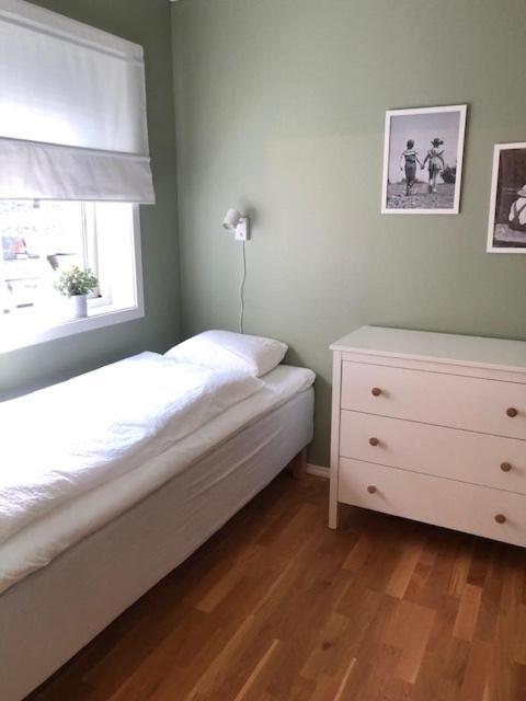 Koselig Nyoppusset 3 Roms Leilighet Med Egen Parkeringsplass I Rolige Omgivelse Naer Sjoen, 2 Mil Nord For Bergen Sentrum. Buitenkant foto