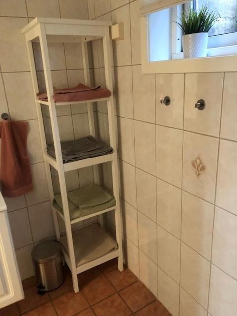 Koselig Nyoppusset 3 Roms Leilighet Med Egen Parkeringsplass I Rolige Omgivelse Naer Sjoen, 2 Mil Nord For Bergen Sentrum. Buitenkant foto